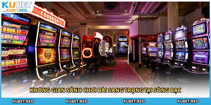 Không gian sảnh chơi bài sang trọng tại sòng bạc